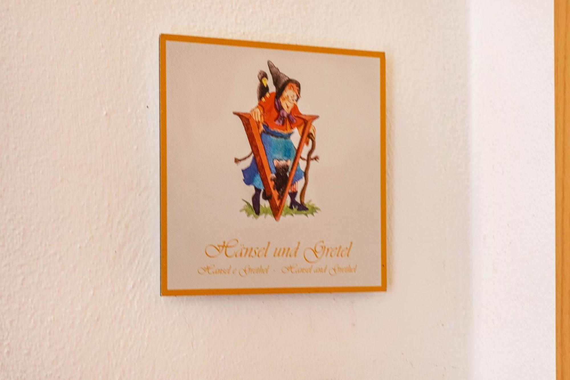 Haensel Und Gretel Schlosshof Umes Bagian luar foto
