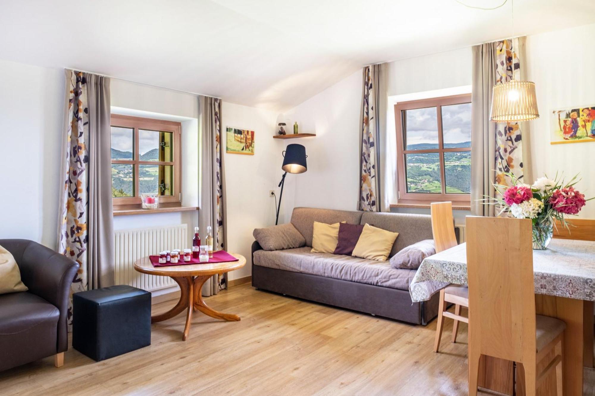 Haensel Und Gretel Schlosshof Umes Bagian luar foto